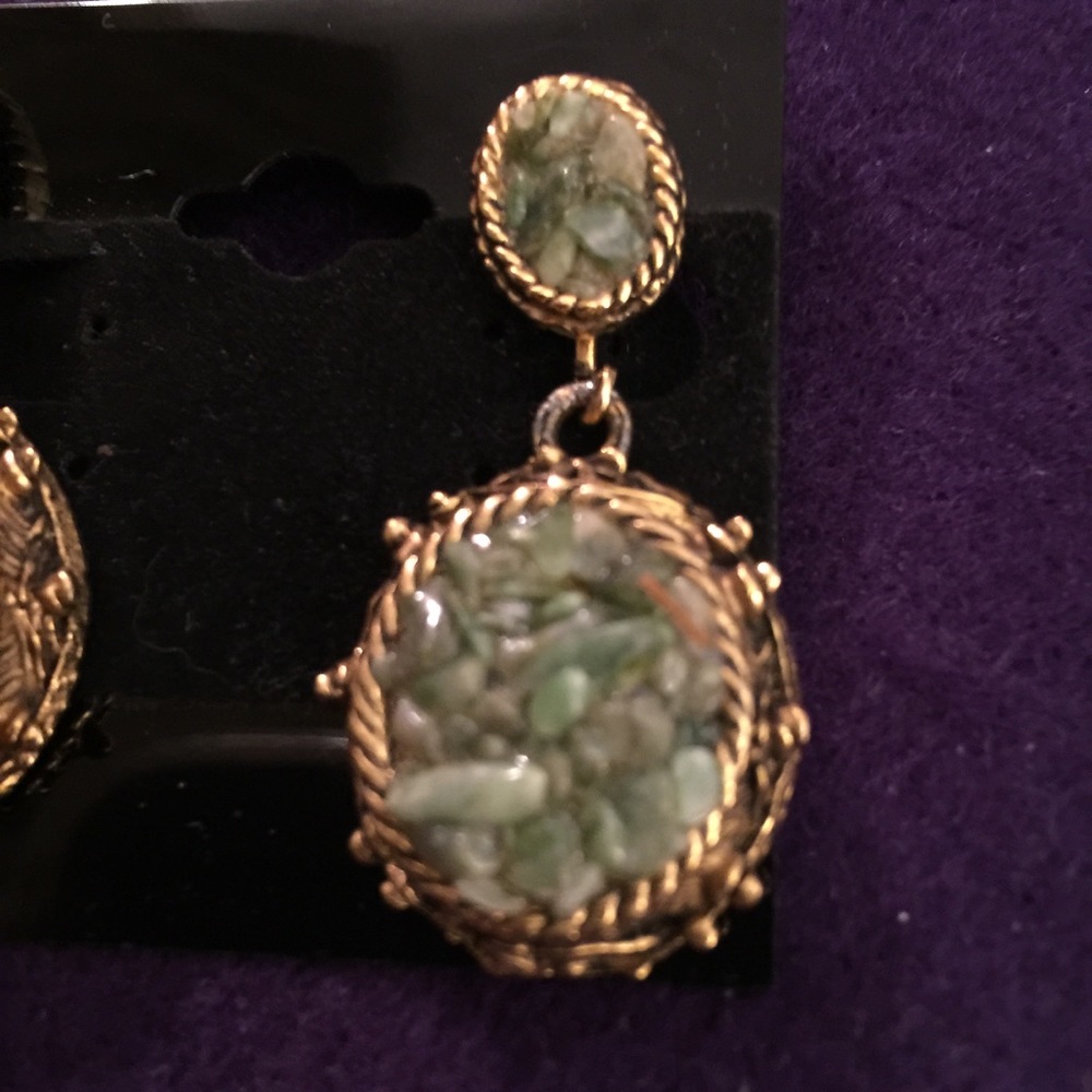 Vintage Jade Chips & Gold Tone Clip On Earrings - Picture 3 of 8